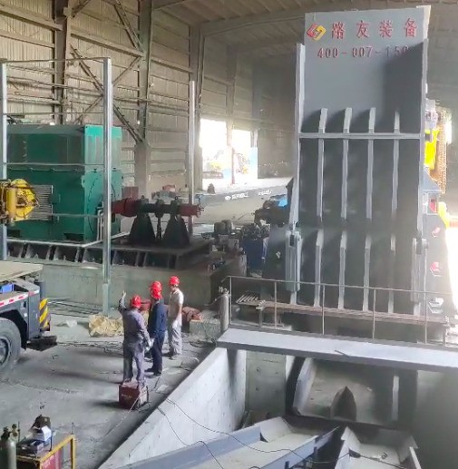 張家港傳來喜報，6000馬力破碎機安裝完畢。這個大家伙可不能小看它，每小時出料可高達(dá)150噸。