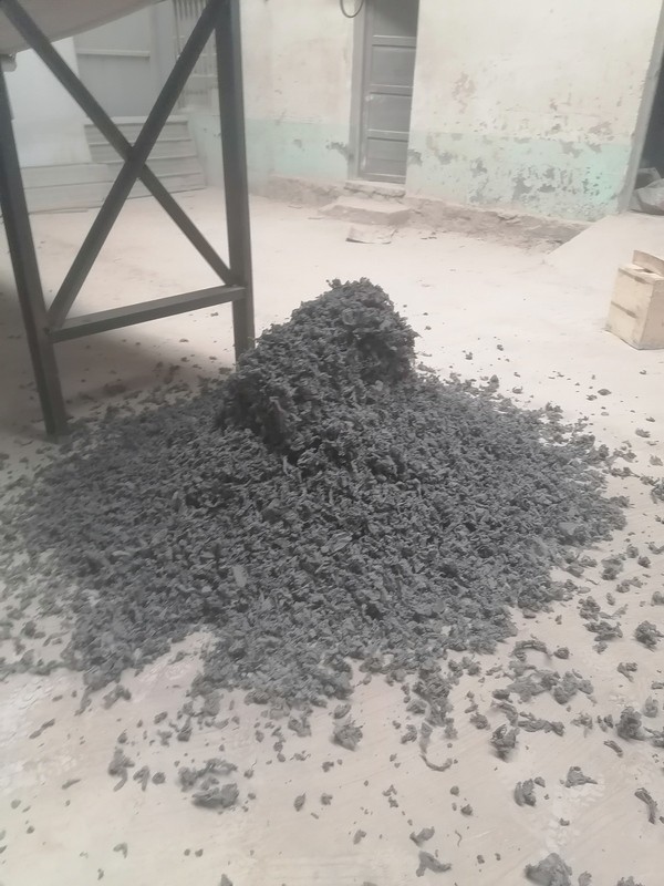 淄博地區(qū)破碎機試機調(diào)試，物料屬于夾雜重度灰塵的金屬組成件
